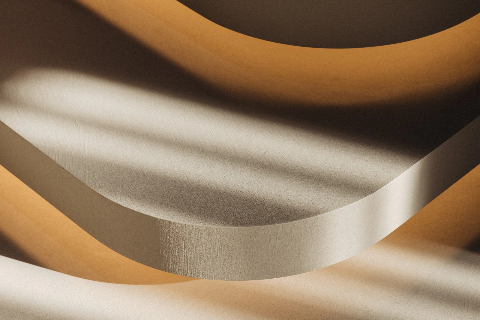 Präzise Schattenfuge und Materialübergang im Streiflicht, Detail aus dem Austria Gourmet & Wine Hotel Obergurgl Präzise Schattenfuge und Materialübergang im Streiflicht, Detail aus dem Austria Gourmet & Wine Hotel Obergurgl