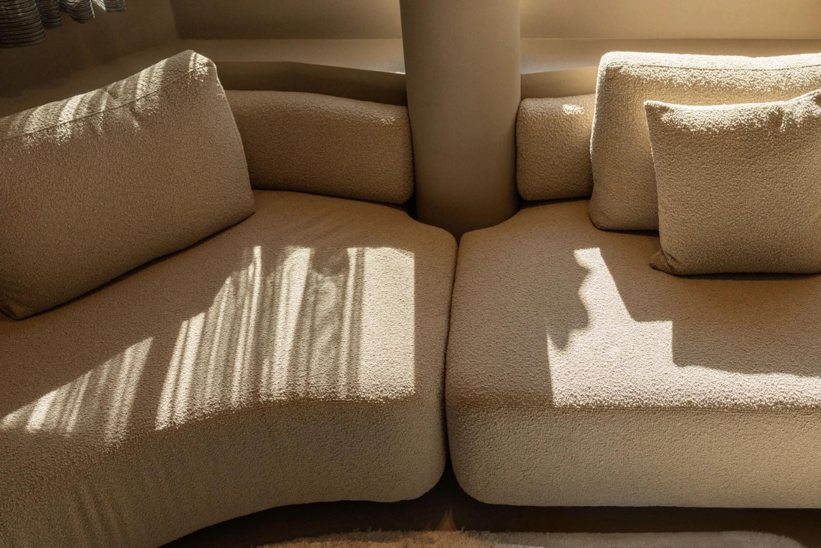 Bouclé-Polster im Streiflicht – Materialdetail der Lounge im Austria Gourmet & Wine Hotel Obergurgl