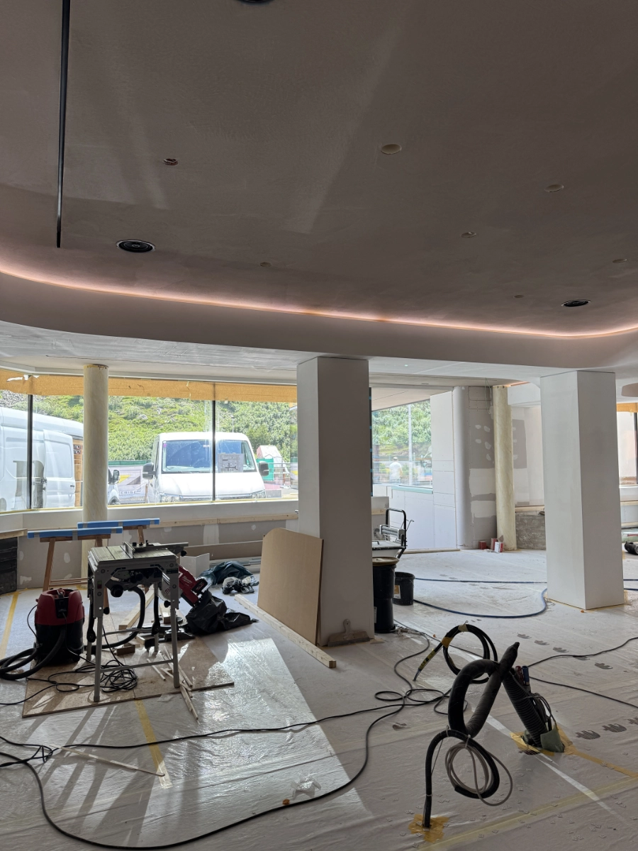 Baustelle mit Deckenkonstruktion und Lichtvoute während der dreimonatigen Umbauphase im Austria Hotel Obergurgl Baustelle mit Deckenkonstruktion und Lichtvoute während der dreimonatigen Umbauphase im Austria Hotel Obergurgl