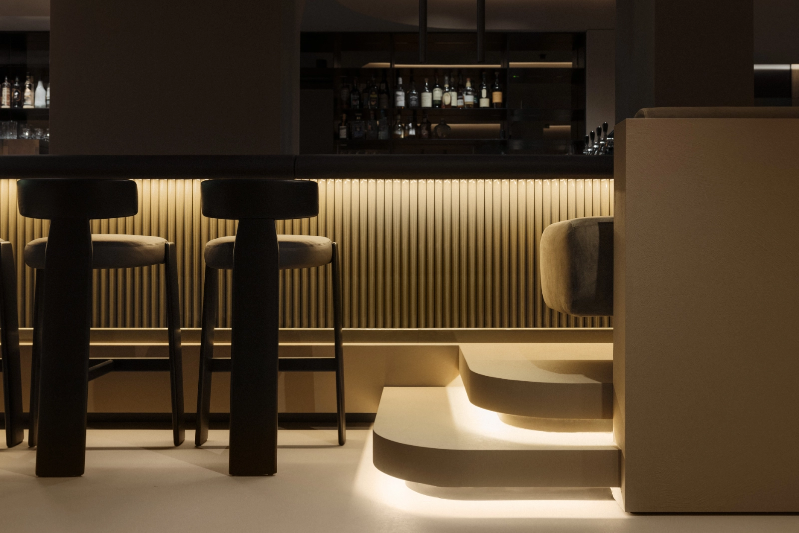 Dreidimensionale Spachteltechnik im Streiflicht – plastische Wandoberfläche im Austria Gourmet & Wine Hotel Obergurgl Dreidimensionale Spachteltechnik im Streiflicht – plastische Wandoberfläche im Austria Gourmet & Wine Hotel Obergurgl