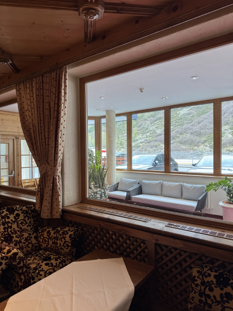 Vorher-Zustand: klassisches alpines Interieur mit Zirbenholz und gerafften Vorhängen im Austria Hotel Obergurgl Vorher-Zustand: klassisches alpines Interieur mit Zirbenholz und gerafften Vorhängen im Austria Hotel Obergurgl